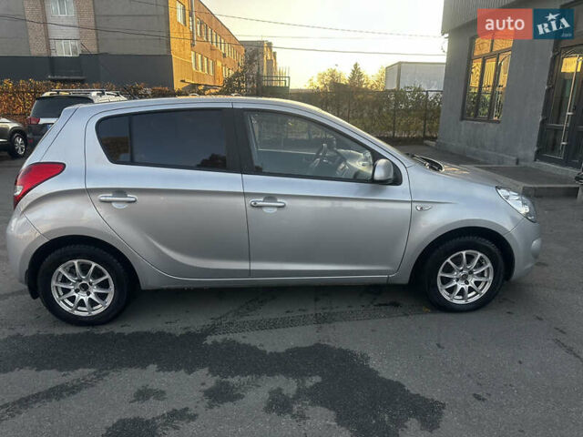 Серый Хендай и20, объемом двигателя 1.4 л и пробегом 132 тыс. км за 5500 $, фото 2 на Automoto.ua