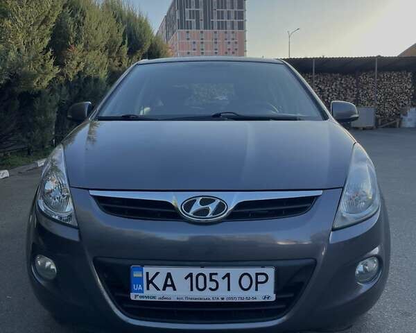 Серый Хендай и20, объемом двигателя 1.4 л и пробегом 120 тыс. км за 7800 $, фото 1 на Automoto.ua