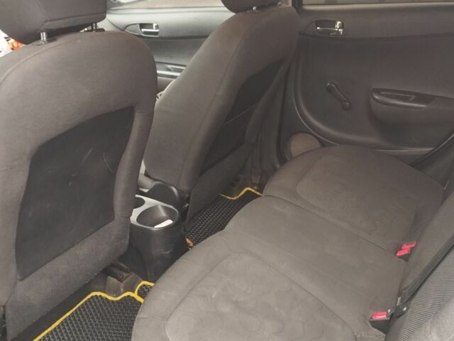 Серый Хендай и20, объемом двигателя 1.4 л и пробегом 274 тыс. км за 5000 $, фото 5 на Automoto.ua