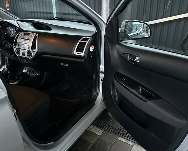 Сірий Хендай і20, об'ємом двигуна 1.25 л та пробігом 200 тис. км за 5500 $, фото 13 на Automoto.ua