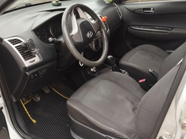 Серый Хендай и20, объемом двигателя 1.4 л и пробегом 274 тыс. км за 5000 $, фото 9 на Automoto.ua