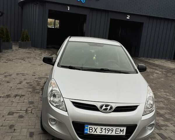 Серый Хендай и20, объемом двигателя 1.4 л и пробегом 274 тыс. км за 5200 $, фото 2 на Automoto.ua