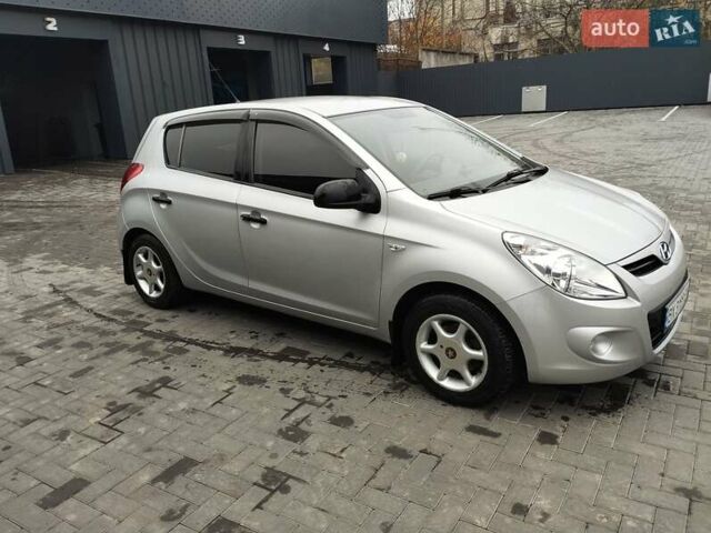 Серый Хендай и20, объемом двигателя 1.4 л и пробегом 274 тыс. км за 5200 $, фото 3 на Automoto.ua