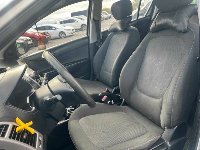 Серый Хендай и20, объемом двигателя 1.2 л и пробегом 184 тыс. км за 5990 $, фото 17 на Automoto.ua