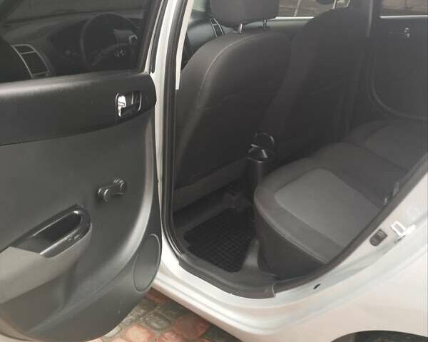 Серый Хендай и20, объемом двигателя 1.12 л и пробегом 172 тыс. км за 6800 $, фото 1 на Automoto.ua