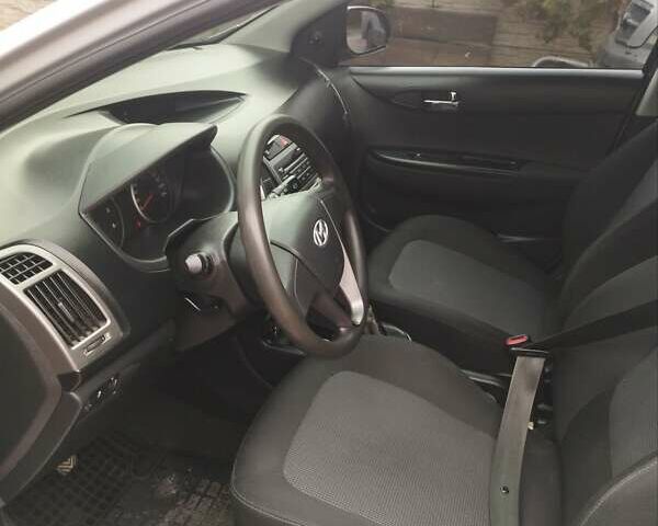 Серый Хендай и20, объемом двигателя 1.12 л и пробегом 172 тыс. км за 6800 $, фото 9 на Automoto.ua