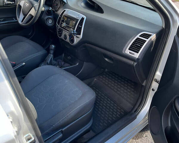 Сірий Хендай і20, об'ємом двигуна 1.25 л та пробігом 112 тис. км за 5550 $, фото 3 на Automoto.ua