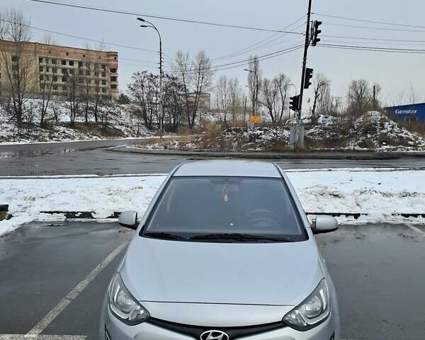 Серый Хендай и20, объемом двигателя 1.25 л и пробегом 285 тыс. км за 5400 $, фото 7 на Automoto.ua