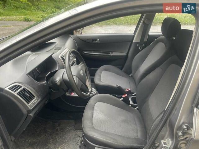 Серый Хендай и20, объемом двигателя 1.25 л и пробегом 147 тыс. км за 6000 $, фото 11 на Automoto.ua