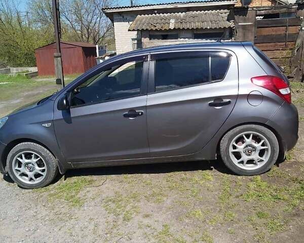 Сірий Хендай і20, об'ємом двигуна 1.2 л та пробігом 190 тис. км за 5000 $, фото 6 на Automoto.ua