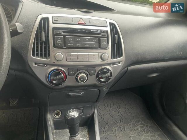Серый Хендай и20, объемом двигателя 1.25 л и пробегом 147 тыс. км за 6000 $, фото 10 на Automoto.ua