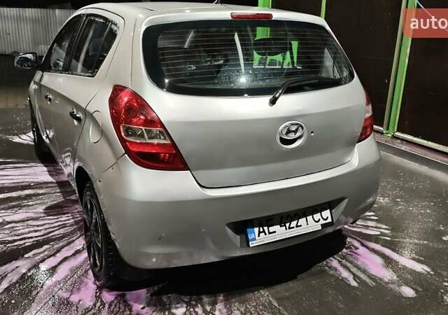 Серый Хендай и20, объемом двигателя 1.25 л и пробегом 227 тыс. км за 3999 $, фото 5 на Automoto.ua