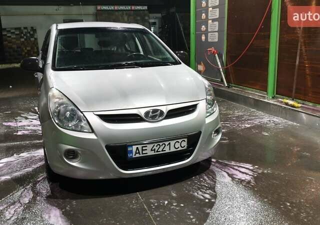 Серый Хендай и20, объемом двигателя 1.25 л и пробегом 227 тыс. км за 3999 $, фото 2 на Automoto.ua
