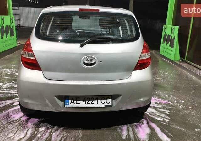 Серый Хендай и20, объемом двигателя 1.25 л и пробегом 227 тыс. км за 3999 $, фото 6 на Automoto.ua