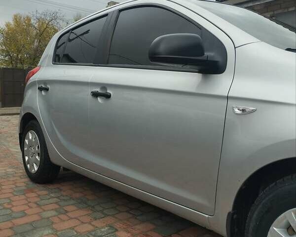 Серый Хендай и20, объемом двигателя 1.12 л и пробегом 172 тыс. км за 6800 $, фото 4 на Automoto.ua