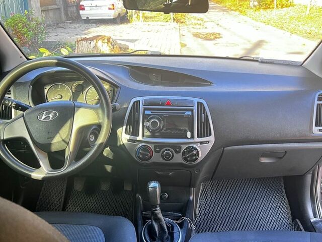 Серый Хендай и20, объемом двигателя 1.4 л и пробегом 110 тыс. км за 7500 $, фото 2 на Automoto.ua
