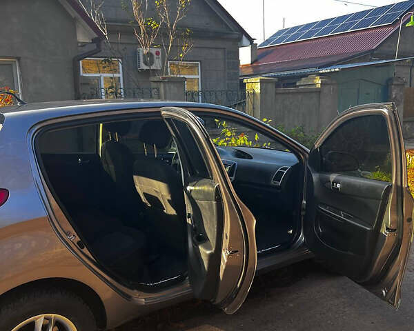 Серый Хендай и20, объемом двигателя 1.4 л и пробегом 111 тыс. км за 7400 $, фото 6 на Automoto.ua