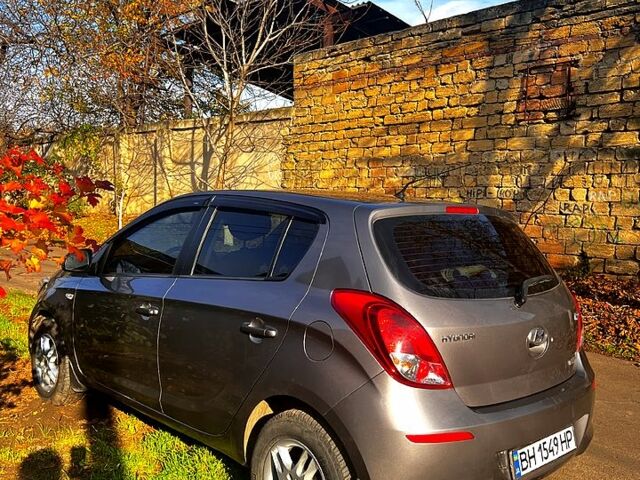 Серый Хендай и20, объемом двигателя 1.4 л и пробегом 110 тыс. км за 7500 $, фото 5 на Automoto.ua