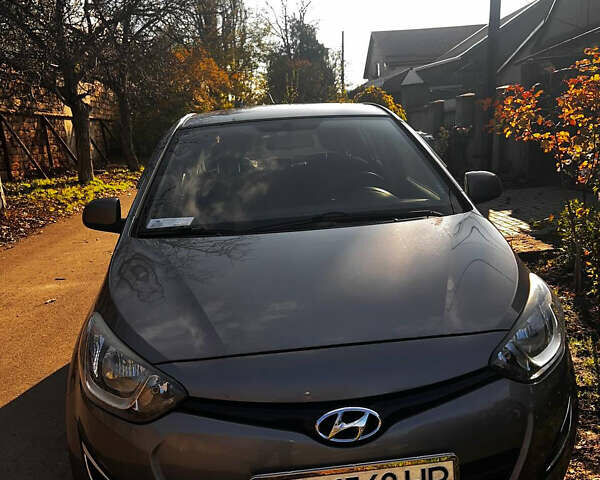 Серый Хендай и20, объемом двигателя 1.4 л и пробегом 111 тыс. км за 7400 $, фото 4 на Automoto.ua