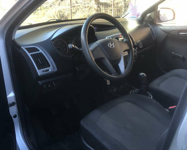 Серый Хендай и20, объемом двигателя 1.12 л и пробегом 215 тыс. км за 6500 $, фото 7 на Automoto.ua