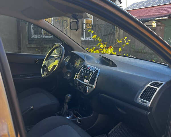 Серый Хендай и20, объемом двигателя 1.4 л и пробегом 111 тыс. км за 7400 $, фото 2 на Automoto.ua