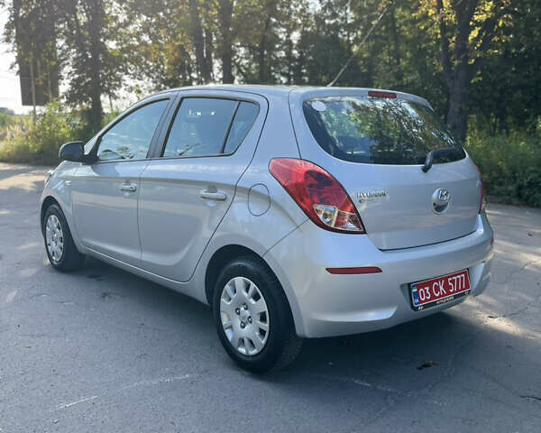 Сірий Хендай і20, об'ємом двигуна 1.4 л та пробігом 177 тис. км за 9600 $, фото 5 на Automoto.ua