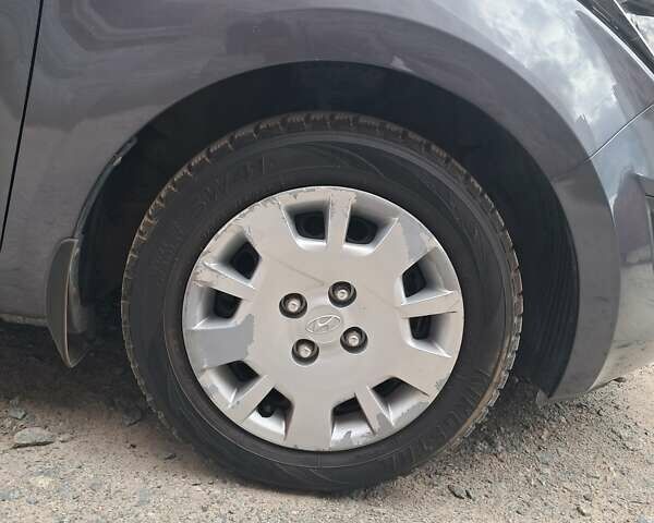 Серый Хендай и20, объемом двигателя 1.25 л и пробегом 31 тыс. км за 9000 $, фото 4 на Automoto.ua