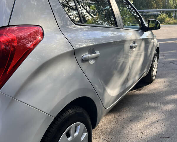 Сірий Хендай і20, об'ємом двигуна 1.4 л та пробігом 177 тис. км за 9600 $, фото 12 на Automoto.ua