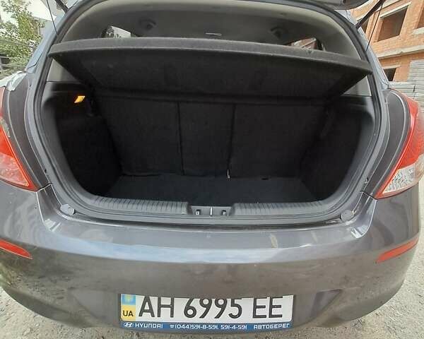 Серый Хендай и20, объемом двигателя 1.25 л и пробегом 31 тыс. км за 9000 $, фото 3 на Automoto.ua