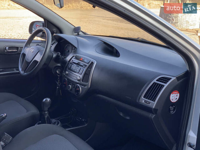 Сірий Хендай і20, об'ємом двигуна 1.1 л та пробігом 125 тис. км за 6499 $, фото 35 на Automoto.ua