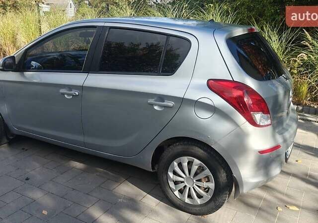 Серый Хендай и20, объемом двигателя 1.4 л и пробегом 99 тыс. км за 7300 $, фото 4 на Automoto.ua