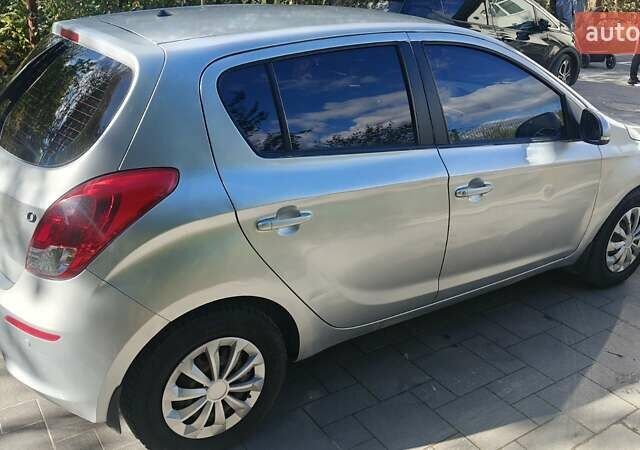 Серый Хендай и20, объемом двигателя 1.4 л и пробегом 99 тыс. км за 7300 $, фото 5 на Automoto.ua