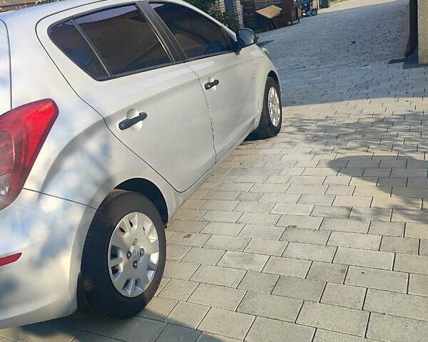 Сірий Хендай і20, об'ємом двигуна 1.25 л та пробігом 176 тис. км за 6000 $, фото 2 на Automoto.ua