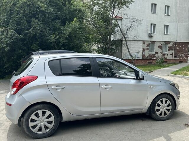 Серый Хендай и20, объемом двигателя 1.2 л и пробегом 200 тыс. км за 5200 $, фото 14 на Automoto.ua