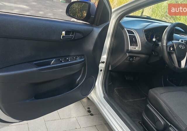 Серый Хендай и20, объемом двигателя 1.4 л и пробегом 99 тыс. км за 7300 $, фото 10 на Automoto.ua