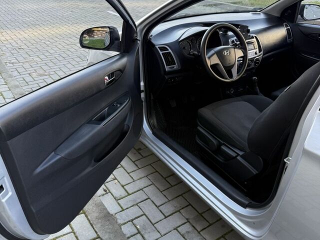 Серый Хендай и20, объемом двигателя 1.2 л и пробегом 198 тыс. км за 4300 $, фото 7 на Automoto.ua