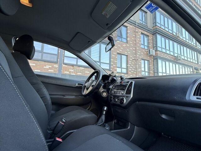 Серый Хендай и20, объемом двигателя 1.2 л и пробегом 198 тыс. км за 4300 $, фото 8 на Automoto.ua