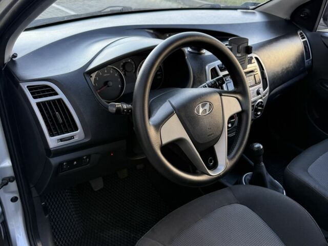 Серый Хендай и20, объемом двигателя 1.2 л и пробегом 198 тыс. км за 4300 $, фото 14 на Automoto.ua