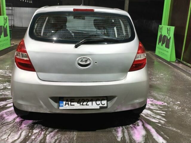 Серый Хендай и20, объемом двигателя 1.2 л и пробегом 225 тыс. км за 4400 $, фото 5 на Automoto.ua