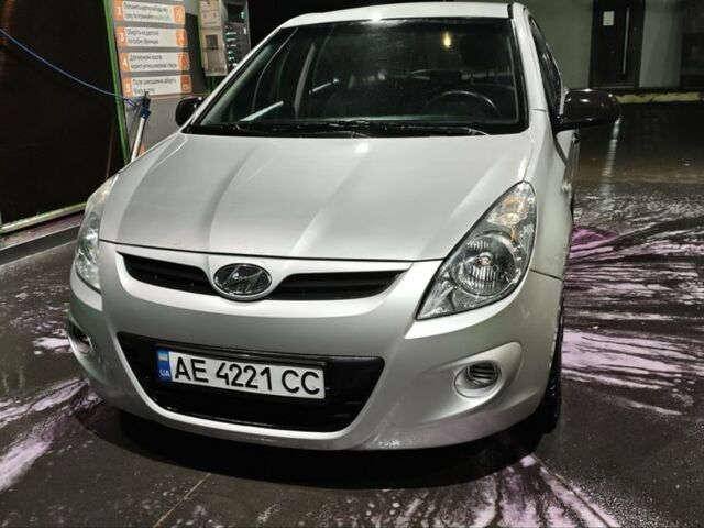 Серый Хендай и20, объемом двигателя 1.2 л и пробегом 225 тыс. км за 4400 $, фото 1 на Automoto.ua