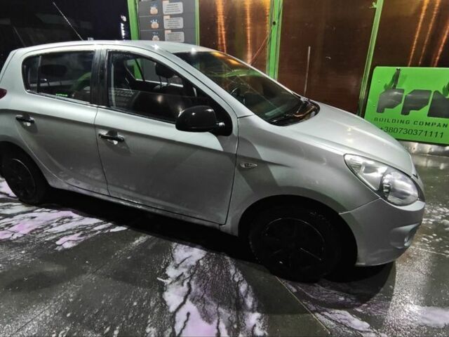 Серый Хендай и20, объемом двигателя 1.2 л и пробегом 225 тыс. км за 4400 $, фото 2 на Automoto.ua