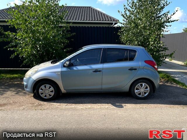 Синий Хендай и20, объемом двигателя 1.2 л и пробегом 300 тыс. км за 3900 $, фото 1 на Automoto.ua