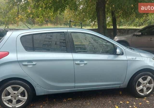 Синий Хендай и20, объемом двигателя 1.1 л и пробегом 180 тыс. км за 5900 $, фото 1 на Automoto.ua