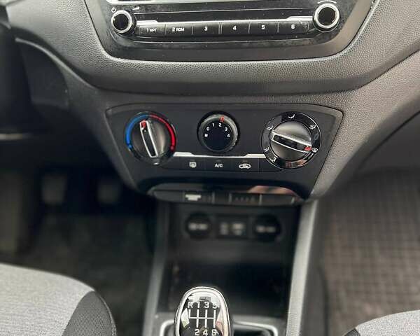 Синий Хендай и20, объемом двигателя 1.1 л и пробегом 300 тыс. км за 9700 $, фото 6 на Automoto.ua