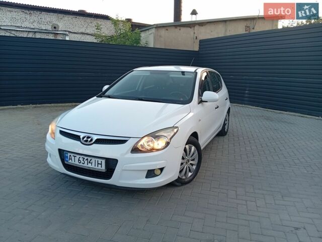 Белый Хендай i30, объемом двигателя 1.4 л и пробегом 207 тыс. км за 5599 $, фото 2 на Automoto.ua