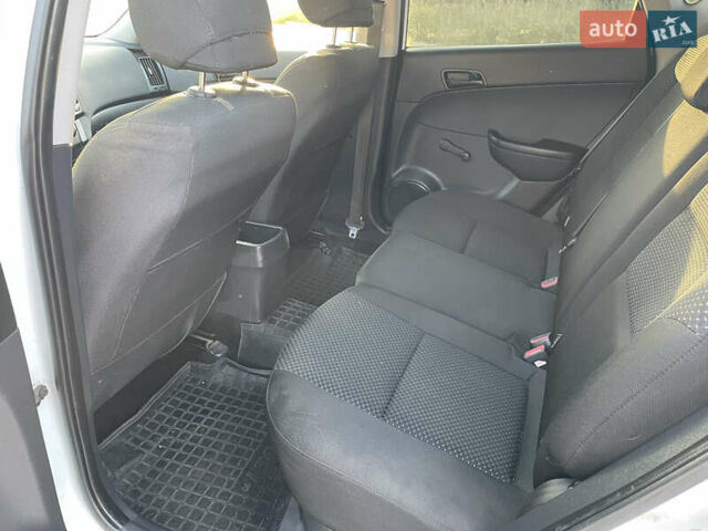 Белый Хендай i30, объемом двигателя 1.4 л и пробегом 160 тыс. км за 6700 $, фото 6 на Automoto.ua