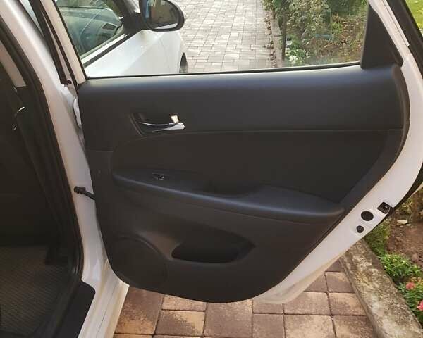 Белый Хендай i30, объемом двигателя 1.59 л и пробегом 218 тыс. км за 6700 $, фото 17 на Automoto.ua