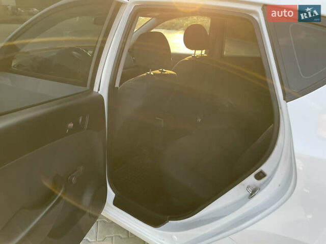 Белый Хендай i30, объемом двигателя 1.4 л и пробегом 160 тыс. км за 6700 $, фото 5 на Automoto.ua