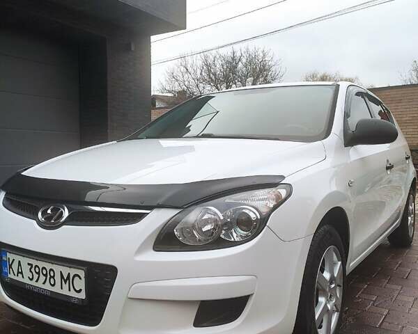 Белый Хендай i30, объемом двигателя 1.4 л и пробегом 171 тыс. км за 6800 $, фото 7 на Automoto.ua