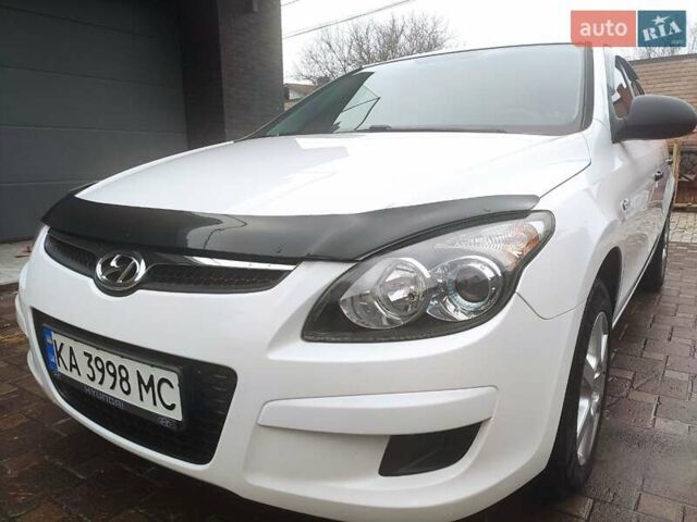 Белый Хендай i30, объемом двигателя 1.4 л и пробегом 171 тыс. км за 6800 $, фото 8 на Automoto.ua